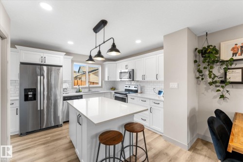 14 Hemingway Crescent, Spruce Grove, AB - Indoor Photo Showing Kitchen With Upgraded Kitchen