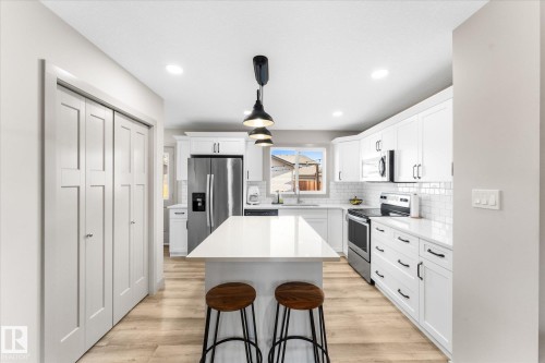 14 Hemingway Crescent, Spruce Grove, AB - Indoor Photo Showing Kitchen With Upgraded Kitchen