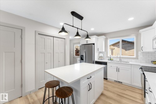 14 Hemingway Crescent, Spruce Grove, AB - Indoor Photo Showing Kitchen With Upgraded Kitchen