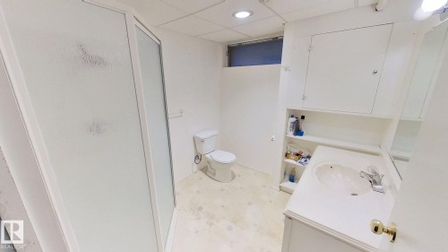 7004 93 Avenue, Edmonton, AB - Indoor Photo Showing Bathroom