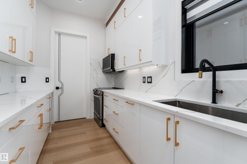 16511 8 Street, Edmonton, AB - Indoor Photo Showing Kitchen
