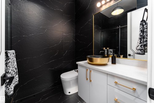16511 8 Street, Edmonton, AB - Indoor Photo Showing Bathroom