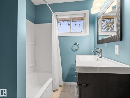 10956 164 Street, Edmonton, AB - Indoor Photo Showing Bathroom