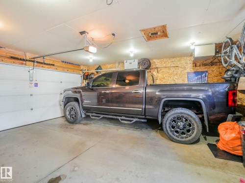 6693 Cardinal Road, Edmonton, AB - Indoor Photo Showing Garage
