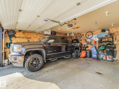 6693 Cardinal Road, Edmonton, AB - Indoor Photo Showing Garage