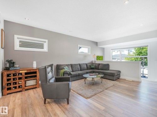 6693 Cardinal Road, Edmonton, AB - Indoor Photo Showing Living Room