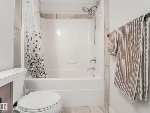 6693 Cardinal Road, Edmonton, AB - Indoor Photo Showing Bathroom