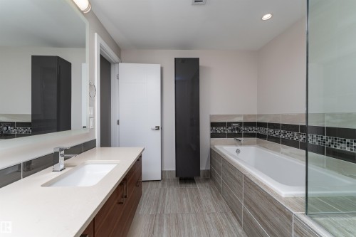 204 11710 87 Avenue, Edmonton, AB - Indoor Photo Showing Bathroom