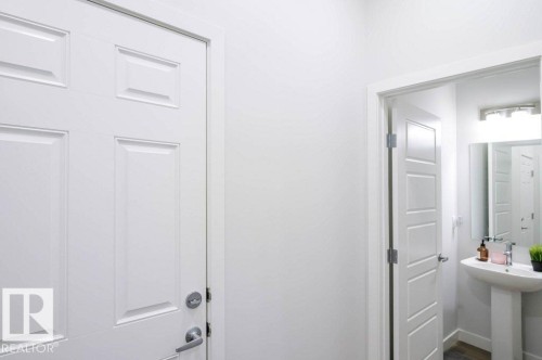 129 Paisley Gate Gate, Edmonton, AB - Indoor Photo Showing Bathroom