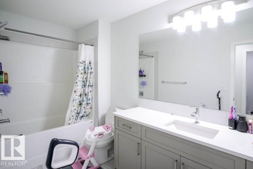 129 Paisley Gate Gate, Edmonton, AB - Indoor Photo Showing Bathroom