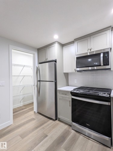 129 Paisley Gate Gate, Edmonton, AB - Indoor Photo Showing Kitchen With Stainless Steel Kitchen