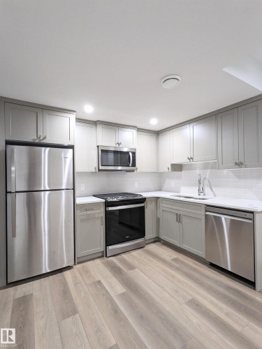 129 Paisley Gate Gate, Edmonton, AB - Indoor Photo Showing Kitchen With Stainless Steel Kitchen