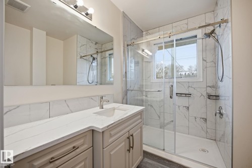 9227 79 Street, Edmonton, AB - Indoor Photo Showing Bathroom