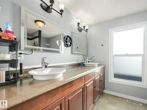 429 Westview Close Nw, Edmonton, AB - Indoor Photo Showing Bathroom