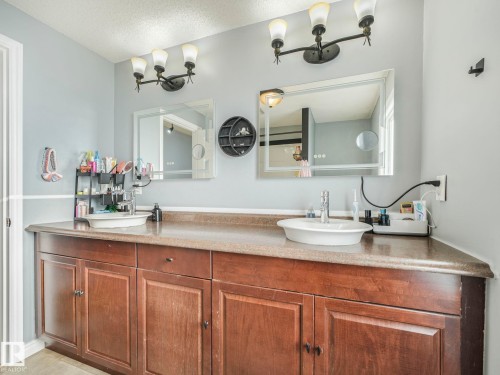 429 Westview Close Nw, Edmonton, AB - Indoor Photo Showing Bathroom
