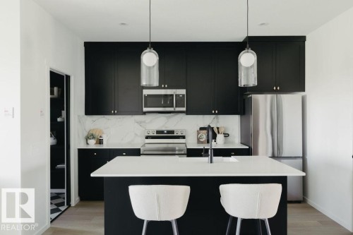 284 Chappelle Drive, Edmonton, AB - Indoor Photo Showing Kitchen With Upgraded Kitchen