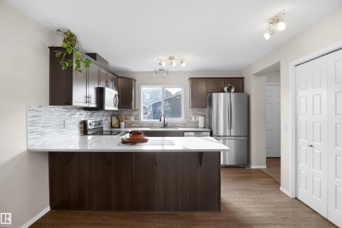 287 Allard Boulevard, Edmonton, AB - Indoor Photo Showing Kitchen