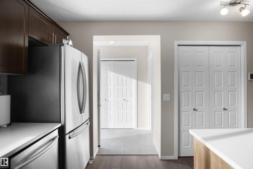 287 Allard Boulevard, Edmonton, AB - Indoor Photo Showing Kitchen