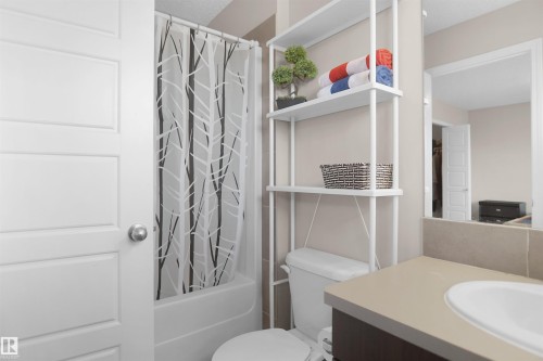 287 Allard Boulevard, Edmonton, AB - Indoor Photo Showing Bathroom