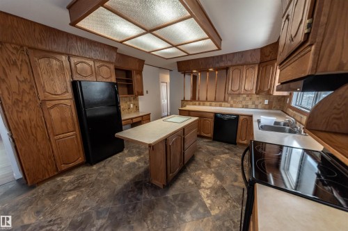 26 Dorchester Road, Spruce Grove, AB - Indoor Photo Showing Kitchen With Double Sink