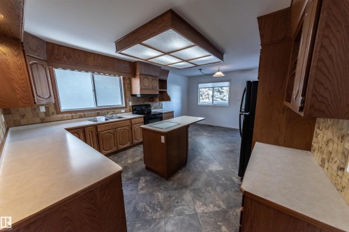 26 Dorchester Road, Spruce Grove, AB - Indoor Photo Showing Kitchen With Double Sink