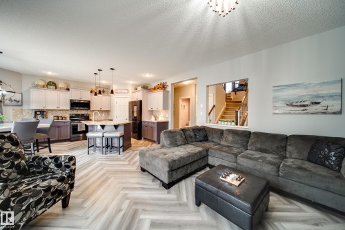 5927 6 Avenue, Edmonton, AB - Indoor Photo Showing Living Room