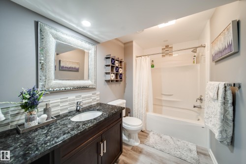 5927 6 Avenue, Edmonton, AB - Indoor Photo Showing Bathroom