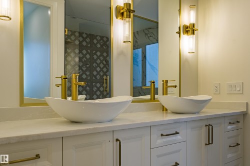 12304 39 Avenue, Edmonton, AB - Indoor Photo Showing Bathroom