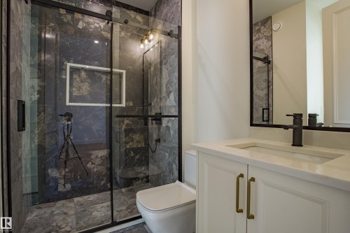 12304 39 Avenue, Edmonton, AB - Indoor Photo Showing Bathroom