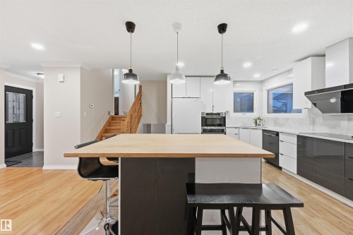 16803 93 Street, Edmonton, AB - Indoor Photo Showing Kitchen With Upgraded Kitchen