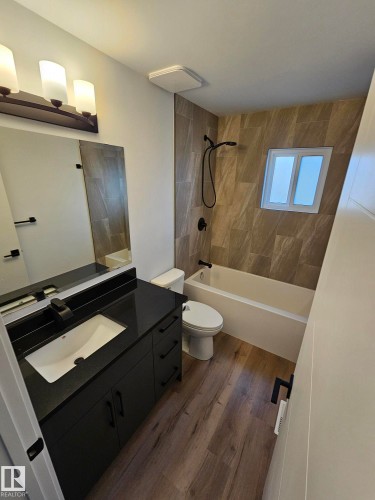 Edmonton, AB - Indoor Photo Showing Bathroom