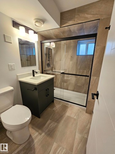 Edmonton, AB - Indoor Photo Showing Bathroom