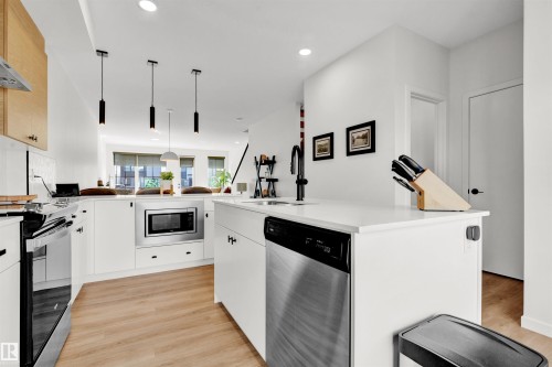 439 39 Street, Edmonton, AB - Indoor Photo Showing Kitchen With Upgraded Kitchen