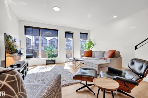 439 39 Street, Edmonton, AB - Indoor Photo Showing Living Room