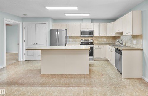 114 278 Suder Greens Drive, Edmonton, AB - Indoor Photo Showing Kitchen