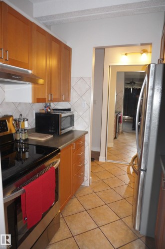1703 9918 101 Street, Edmonton, AB - Indoor Photo Showing Kitchen