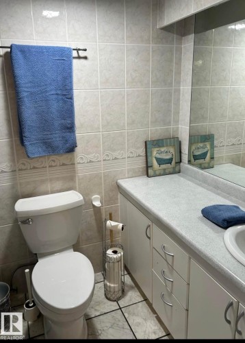 1703 9918 101 Street, Edmonton, AB - Indoor Photo Showing Bathroom