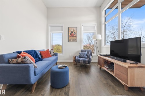 404 10227 115 Street, Edmonton, AB - Indoor Photo Showing Living Room