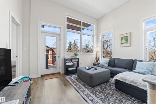 402 10227 115 Street, Edmonton, AB - Indoor Photo Showing Living Room