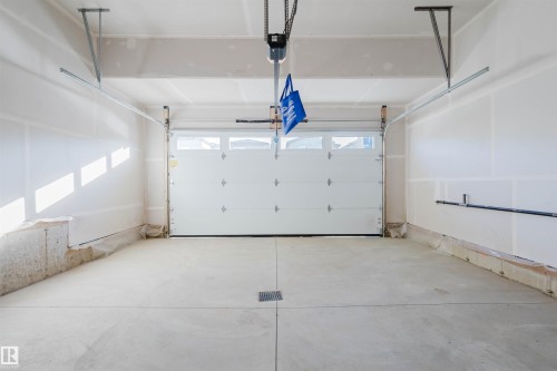 1570 Siskin Link, Edmonton, AB - Indoor Photo Showing Garage
