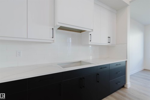 1570 Siskin Link, Edmonton, AB - Indoor Photo Showing Kitchen