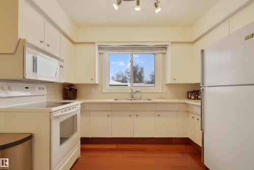 6208 149 Avenue, Edmonton, AB - Indoor Photo Showing Kitchen With Double Sink