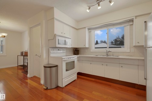 6208 149 Avenue, Edmonton, AB - Indoor Photo Showing Kitchen