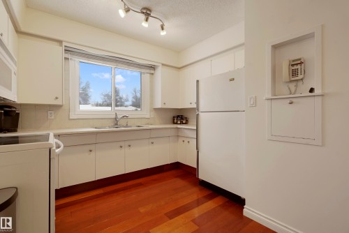 6208 149 Avenue, Edmonton, AB - Indoor Photo Showing Kitchen With Double Sink