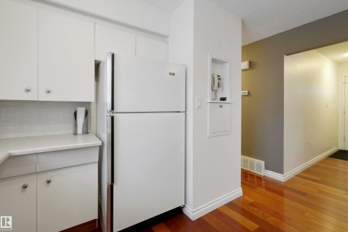 6208 149 Avenue, Edmonton, AB - Indoor Photo Showing Kitchen