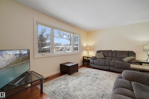 6208 149 Avenue, Edmonton, AB - Indoor Photo Showing Living Room