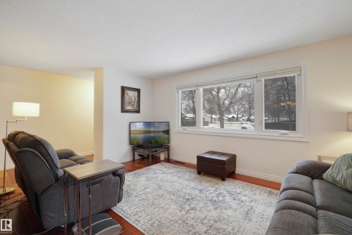 6208 149 Avenue, Edmonton, AB - Indoor Photo Showing Living Room
