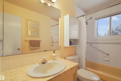 6208 149 Avenue, Edmonton, AB - Indoor Photo Showing Bathroom