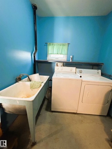 4531 47 Street, Rural Lac Ste. Anne County, AB - Indoor Photo Showing Laundry Room