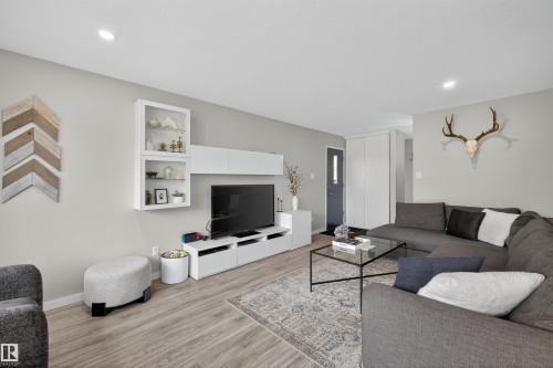 7719 71 Avenue, Edmonton, AB - Indoor Photo Showing Living Room